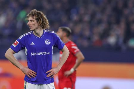 Alex Král - Note: 3,5 - Stand vor dem 0:1 zu tief und bekam so keinen Druck auf Müller. War insgesamt im Schalker Mittelfeld aber meist noch am dichtesten an seinen Gegenspielern dran. Brachte sich mit der Zeit auch vorne ein. Ein Lichtblick in der maßlos überforderten Schalker Mannschaft.