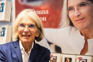 "Wie die Kommunisten": Donna Leon kritisiert Umschreiben von Büchern