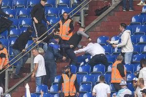 Auslaufen vor Ultras: Frankfurter provozieren Schalke-Fans