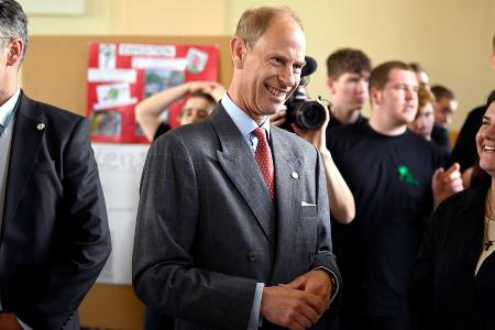 Prinz Edward mit guter Laune und motivierenden Worten in Berlin