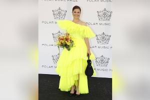 Victoria von Schweden trägt zur Preisverleihung neongelb