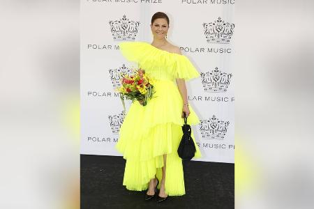 Victoria von Schweden trägt zur Preisverleihung neongelb