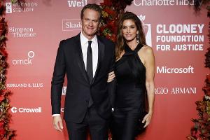 Cindy Crawford erinnert sich an ihre "perfekte Hochzeit" vor 25 Jahren