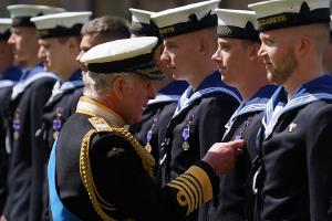 Charles III. ehrt Matrosen für Einsatz bei der Beerdigung der Queen