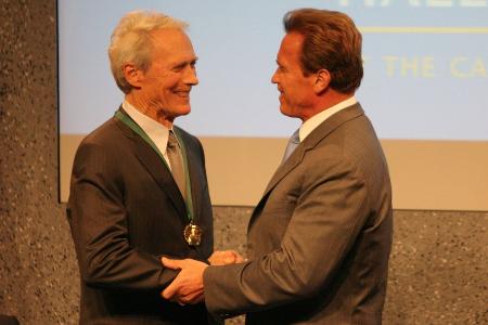 Schwarzenegger gratuliert Eastwood: Action-Helden gehen nicht in Rente
