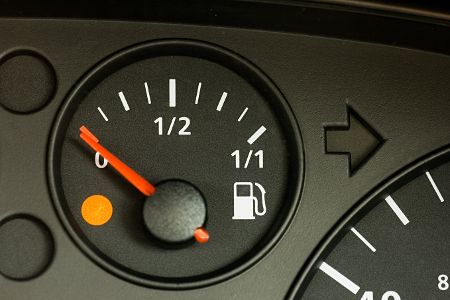 Wie weit fährt das Auto noch, wenn die Tankanzeige blinkt