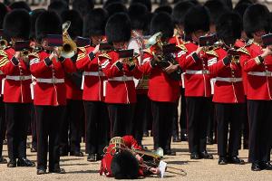 Proben für Charles' Geburtstag: Soldat lässt sich nicht unterkriegen