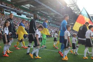 Jubiläumsspiel sendet schon vor dem Anpfiff  Friedenszeichen