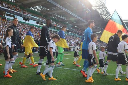Jubiläumsspiel sendet schon vor dem Anpfiff Friedenszeichen