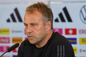 Experiment gescheitert - doch Flick hält an Dreierkette fest