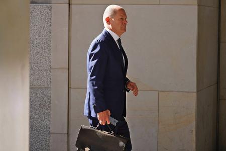 Olaf Scholz wird 65 - seine Aktentasche ist nicht viel jünger