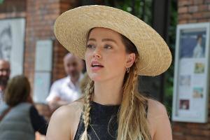 Amber Heard zeigt sich überglücklich in Spanien