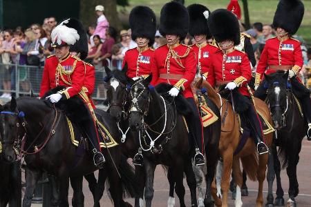 König Charles: Er nimmt auf dem Pferd an 
