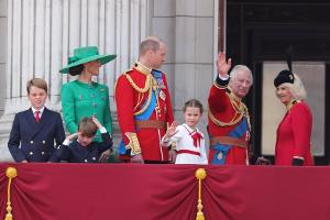 Balkon-Auftritt der Royals: Frecher Abschiedsgruß von Prinz Louis