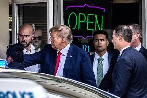 Donald Trump lädt Fans zum Essen ein - und geht ohne zu bezahlen