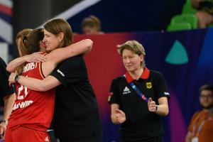 Basketballerinnen sprengen PK: "Who Let The Germans Out?"