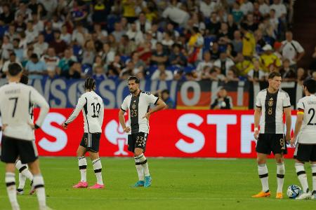 Spieler stellen sich hinter Flick