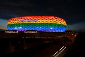 Christopher Street Day: Allianz Arena in Regenbogenfarben