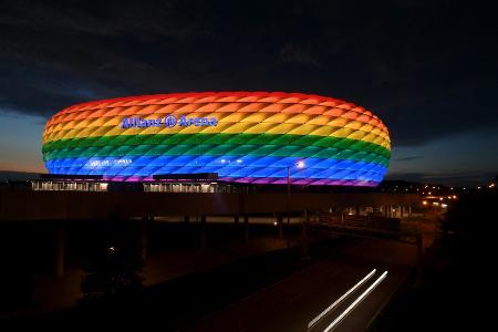 Christopher Street Day: Allianz Arena in Regenbogenfarben