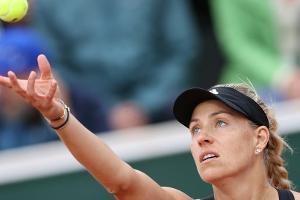 Kerber greift wieder zum Schläger