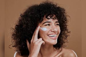 TikTok-Trend Moisture Sandwich bringt trockene Haut zum Strahlen