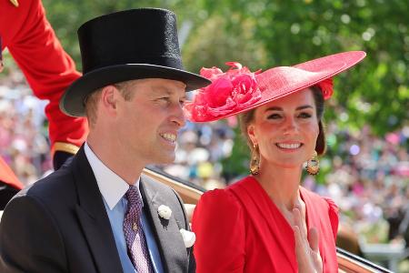 Mit Kutsche, Charme und Signalrot: William und Kate beim Royal Ascot
