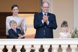 Fürst Albert II. und Charlène zeigen sich mit ihren Zwillingen