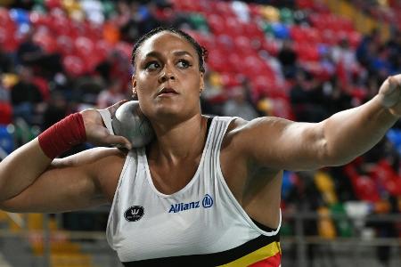 Kugelstoßerin beim Hürdenlauf: 