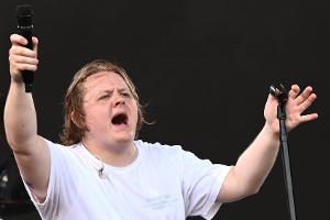 Publikum springt für Lewis Capaldi beim Glastonbury-Festival ein