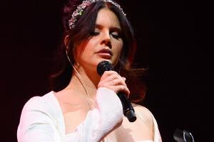 Kurioser Auftritt in Glastonbury: Lana Del Rey von Bühne eskortiert