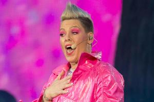 Bei Pink-Auftritt: Fan wirft offenbar Asche seiner Mutter auf Bühne