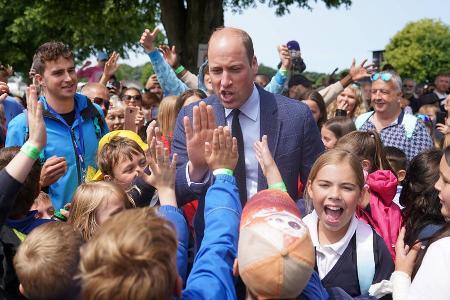 Prinz William sorgt unter Schülern in Norfolk für Begeisterung