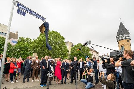 Politik und Prominenz weihen Hannelore-Elsner-Platz in Frankfurt ein