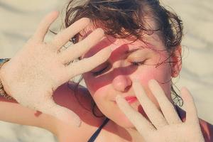 Pusteln und juckende Haut: Sonnenallergie vorbeugen und behandeln