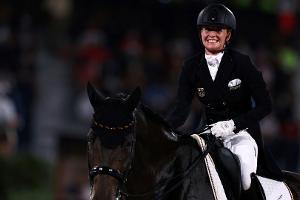 "Habe es nicht gemerkt": Von Bredow-Werndl sorgt für Lacher