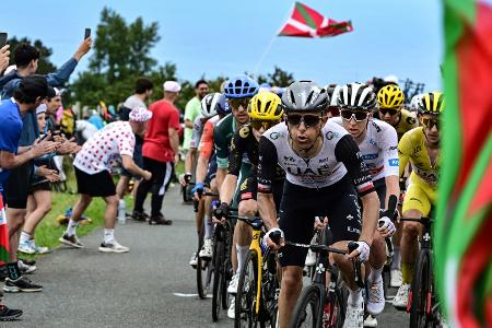 Reißzwecken auf der Straße sorgen für Defekte bei Tour