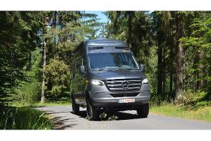Campervan, Außenansicht, Yucon, Straße, Wald, Abenteuer