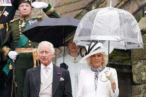 König Charles III. und Königin Camilla feiern Gartenparty im Regen
