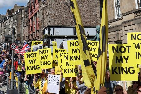 Schottische Krönung von Charles: Proteste, Gebete und neues Schwert