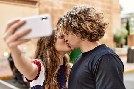 Internationaler Tag des Kusses: Die besten Apps für Pärchen