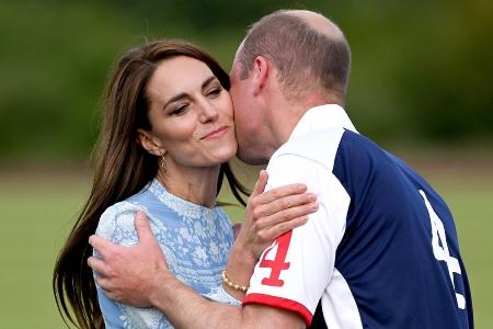 Ein Küsschen von Kate: Sie unterstützt ihren William beim Polo