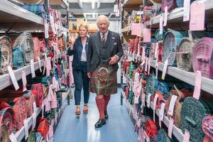 König Charles III. und Königin Camilla besuchen Schottenrock-Weberei