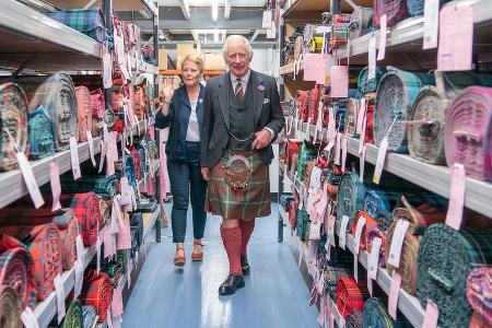 König Charles III. und Königin Camilla besuchen Schottenrock-Weberei