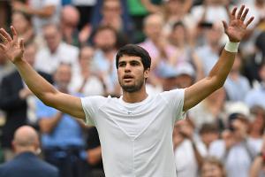 Alcaraz nach hartem Kampf im Achtelfinale