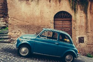 Was Sie beachten müssen, wenn Sie Ihr Auto an einer steilen Straße parken