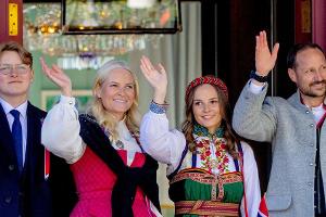 Sommerliche Grüße von der norwegischen Kronprinzenfamilie