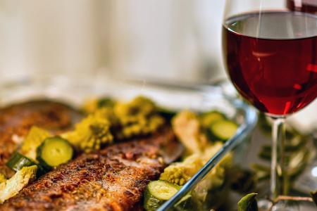 Rotwein und Fisch darf man kombinieren