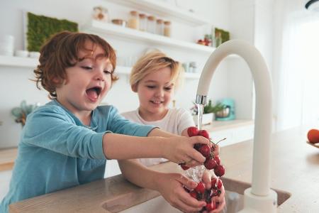 Kirschen essen, Wasser trinken