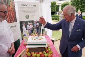 König Charles III.: Zum Charity-Jubiläum schneidet er den Kuchen an