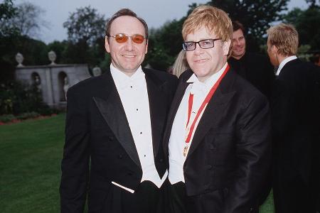 Elton John und David Furnish sagen im Spacey-Prozess aus
